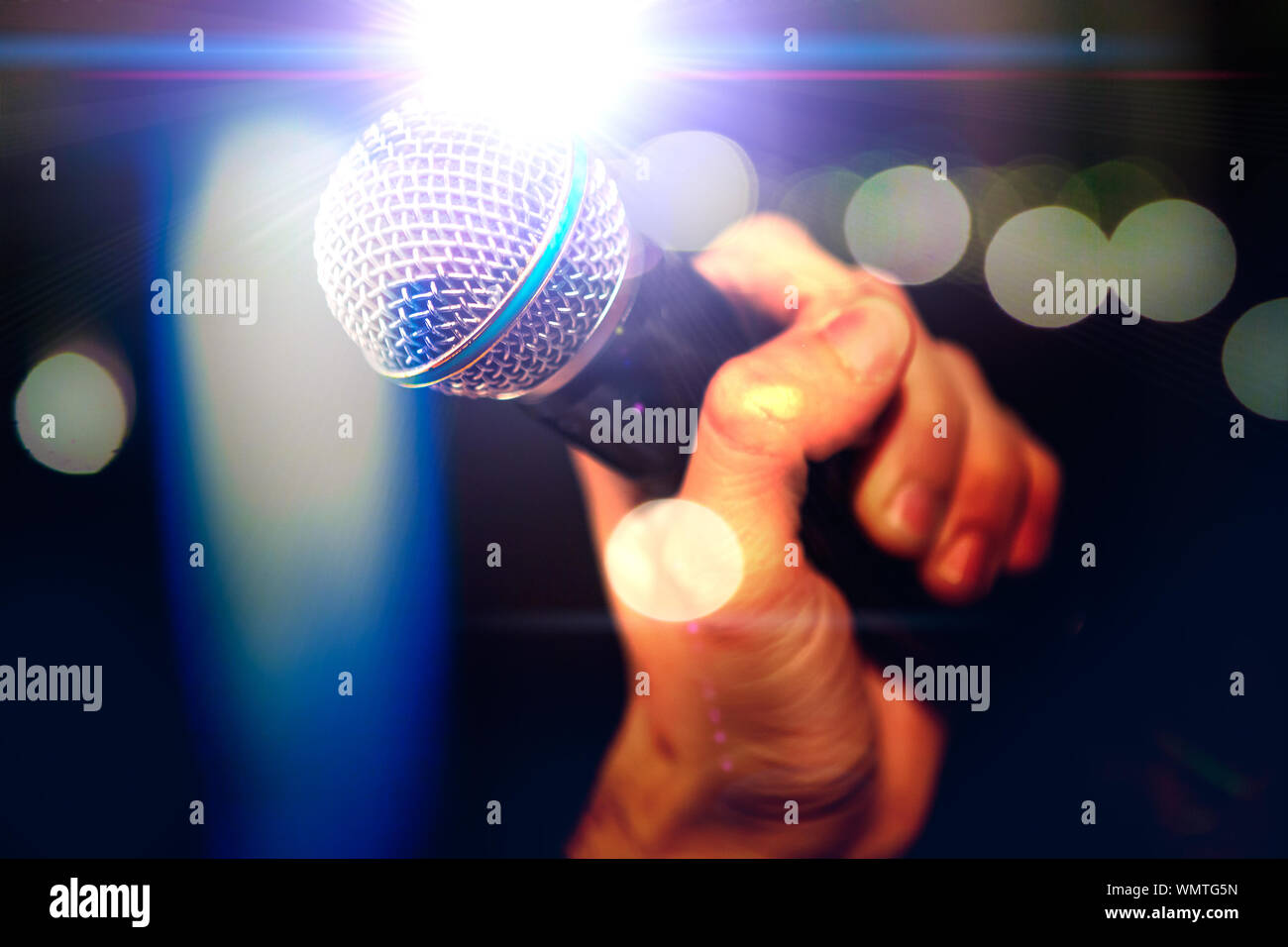 Sottofondo musicale dal vivo. Microfono e luci da palco per il concetto di karaoke e canto. Luci per microfono e palco. Concetto di concerto e musica Foto Stock