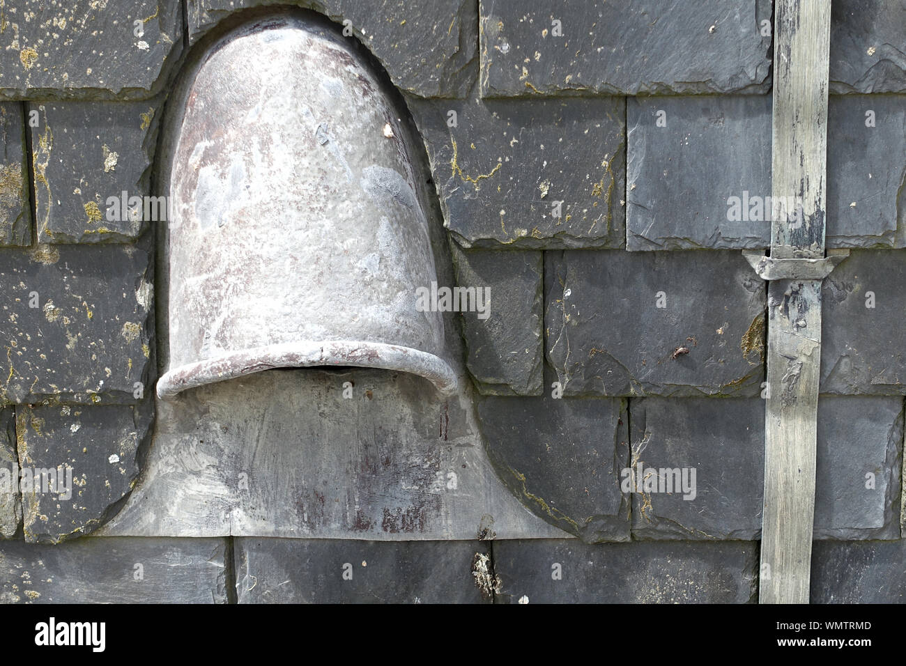 Sfiato di aria e conduttore di alleggerimento su un vecchio tetto di ardesia Foto Stock