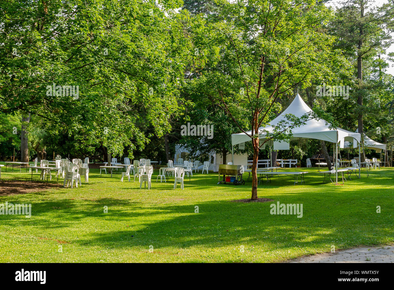 Al di fuori delle parti Marquee   le tende e i tavoli e le sedie. Foto Stock