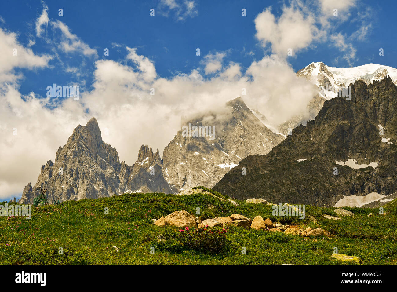 Vista Montagna con l'Aiguille Noire de Peuterey picco (sinistra, 3773] m) e le vette del Monte Bianco (destra, 4810 m) in estate, Courmayeur, Alpi, Italia Foto Stock