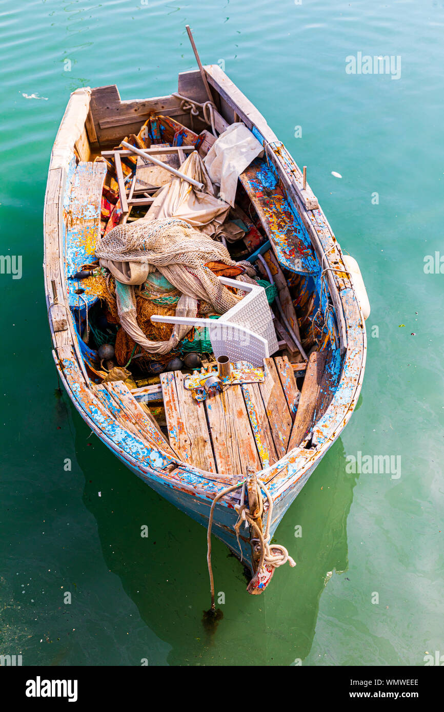 L'Italia, Puglia, provincia di Barletta-Andria-Trani, Trani. Canotto in legno con colorate pareti scrostate. Foto Stock