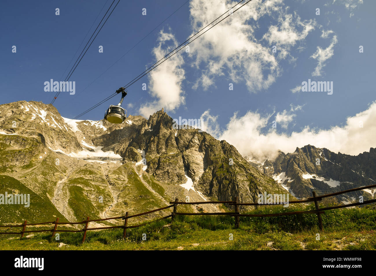 Una cabina del Skyway Monte Bianco funivia portando i turisti a Punta Helbronner picco 3462] (m) nel massiccio del Monte Bianco in estate, Courmayeur, Italia Foto Stock
