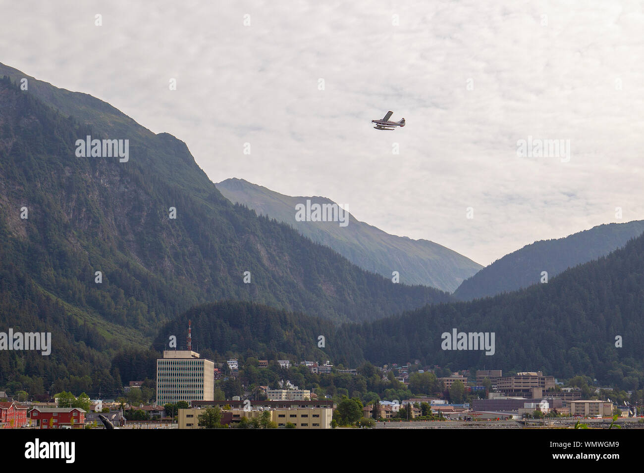 Il centro di Juneau Alaska da Douglas isola con un mare piano tenendo fuori dal canale Gastineau. Foto Stock