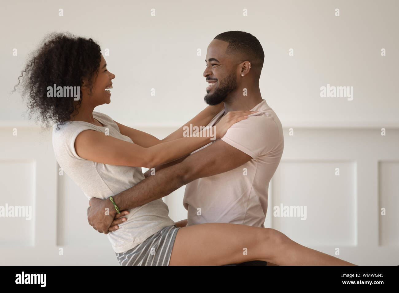 Felice African American uomo con gioiosa moglie sorridente. Foto Stock