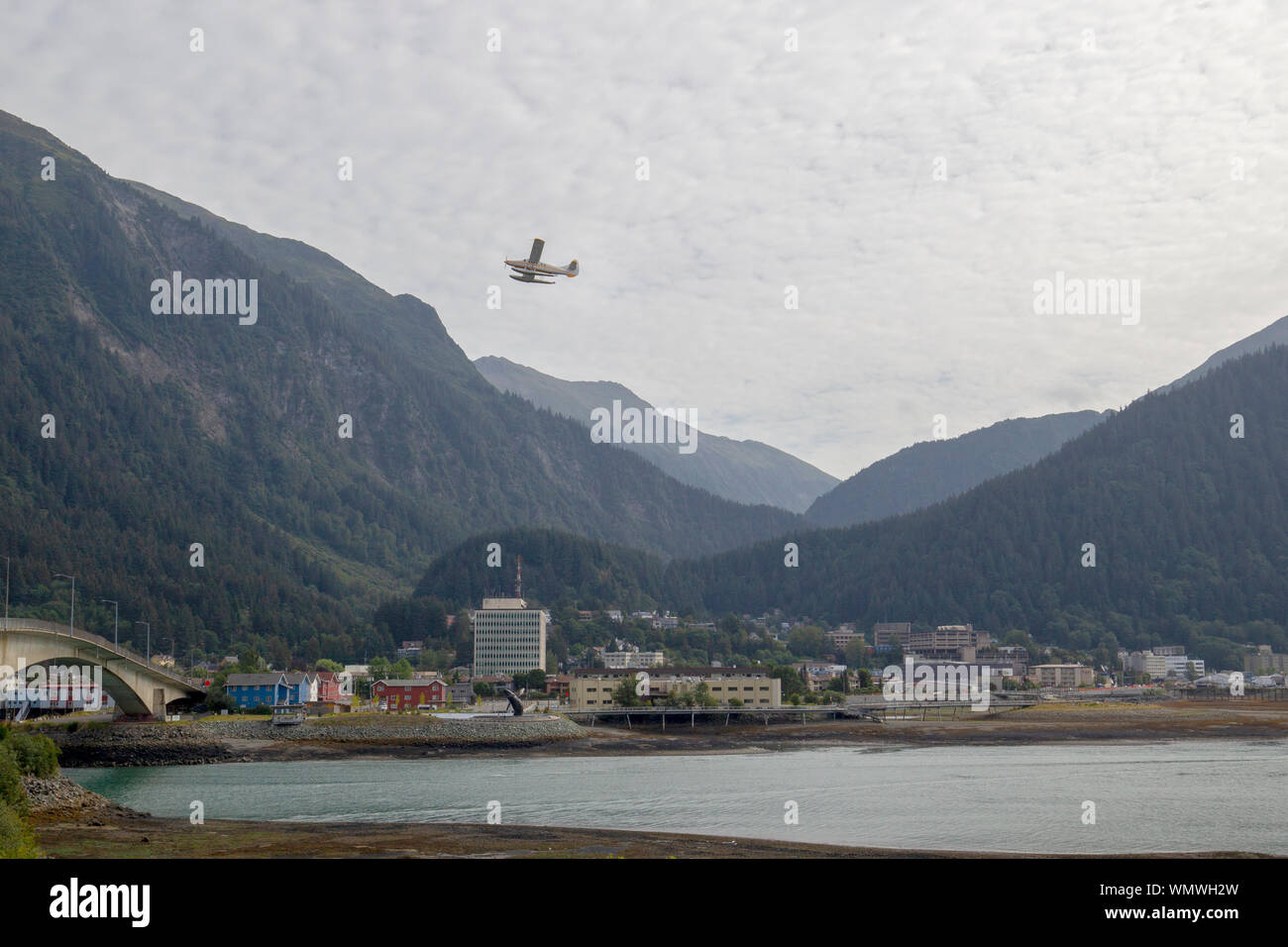 Il centro di Juneau Alaska da Douglas isola con un mare piano tenendo fuori dal canale Gastineau. Foto Stock