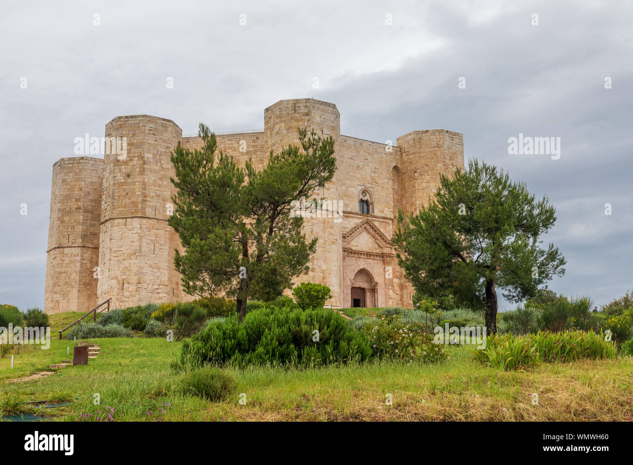 L'Italia, Puglia, provincia di Barletta-Andria-Trani, Andria. Castel del Monte. Castello ottagonale costruito durante il 1240s dall'Imperatore Federico II. Foto Stock