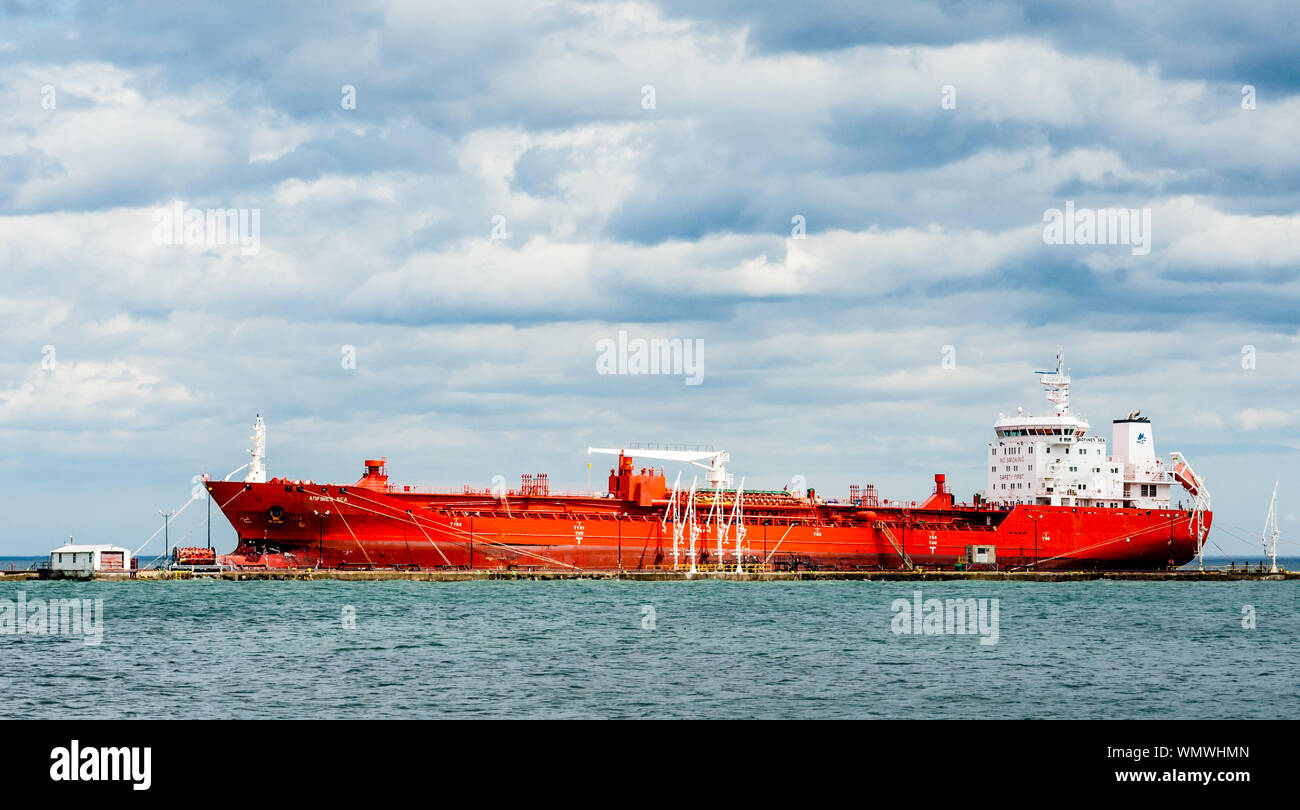 MISSISSAUGA, ONTARIO, Canada - 16 Aprile 2017: l'olio e prodotti chimici tanker Adfines Mare è ancorata al Petro-Canada lubrificanti raffineria. Foto Stock