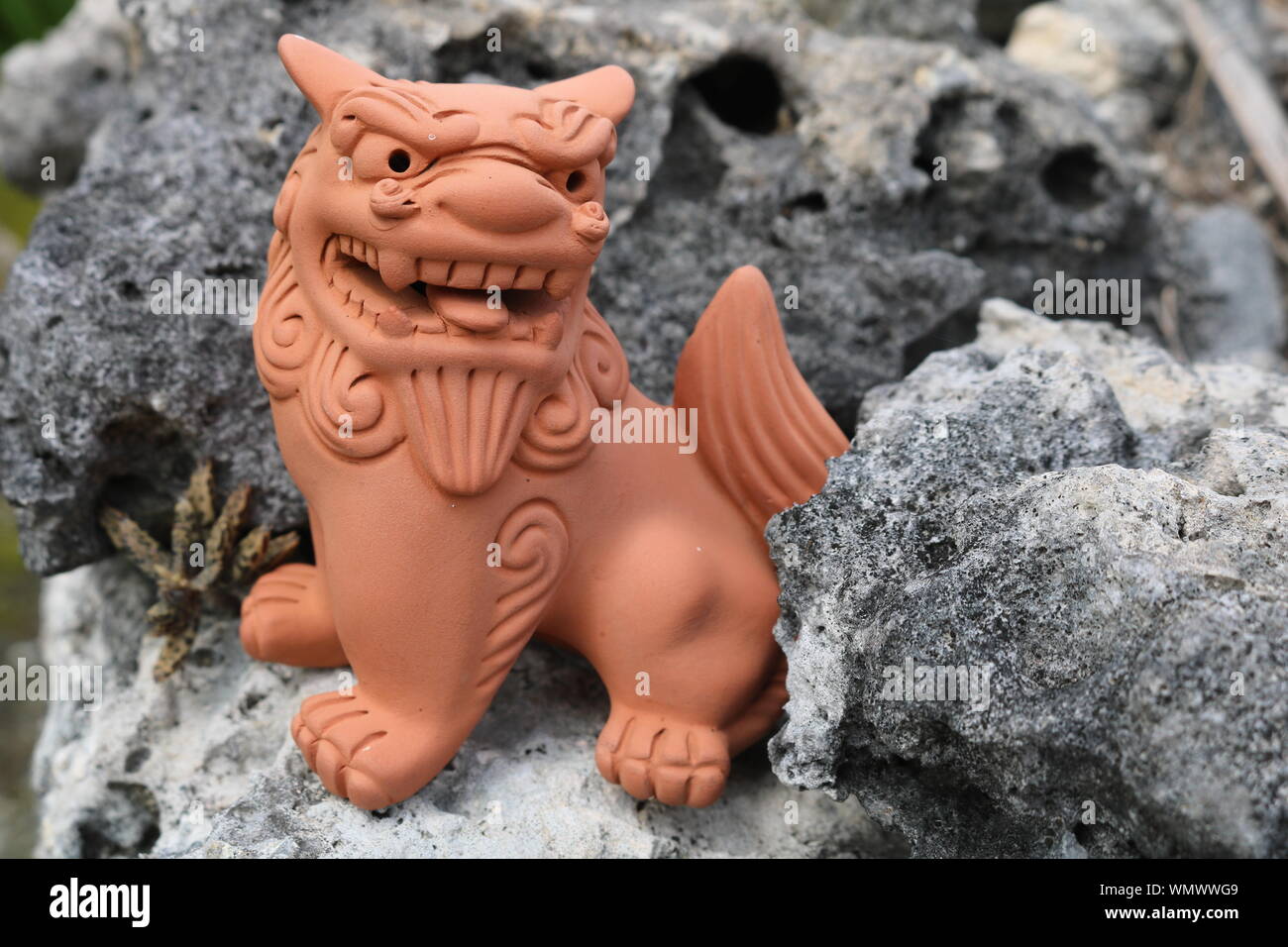 Leone di Shisa Guardian sull'isola di Taketomi a Okinawa Foto Stock