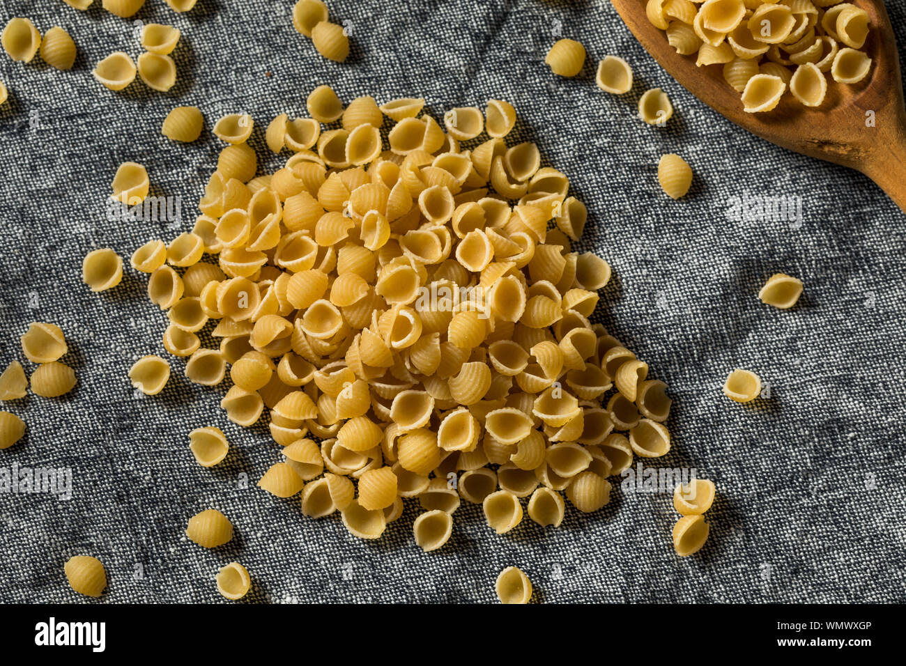 Organico secco maccheroni gusci in una pila Foto Stock