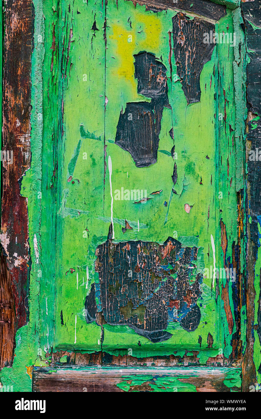 In Italia, Basilicata, provincia di Matera, Matera. Vecchio weathered porta verde con pareti scrostate. Foto Stock