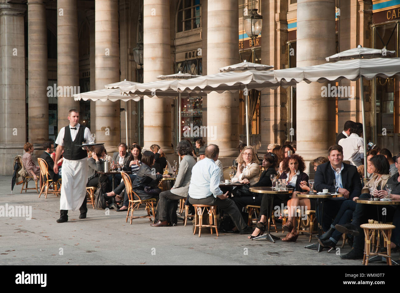 Parigi, Palais Royal, il Cafe Le Nemours Foto Stock