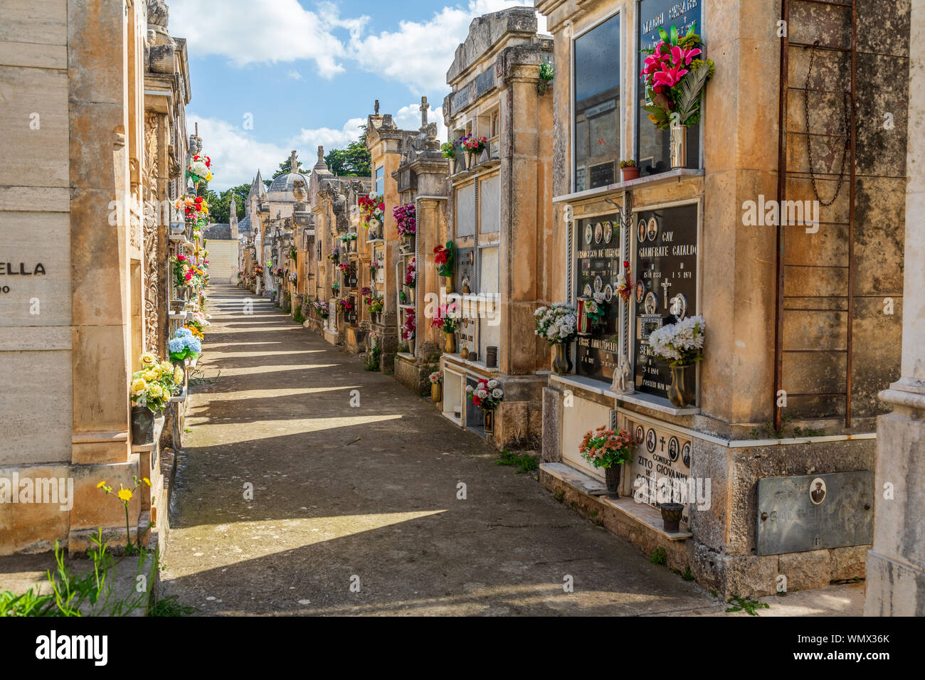 L'Italia, Puglia, Città Metropolitana di Bari, Locorotondo. I mausolei nel cimitero locale. Foto Stock