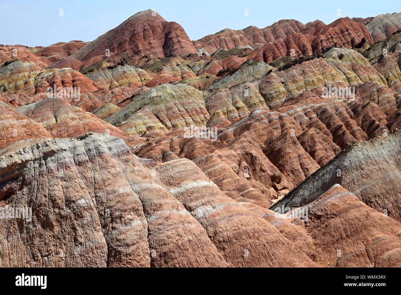 La Nazionale di Zhangye geoparco in provincia di Gansu in Cina è noto per i colori inconsueti delle rocce, che sono lisci e affilati e diverse centinaia di soddisfatti Foto Stock