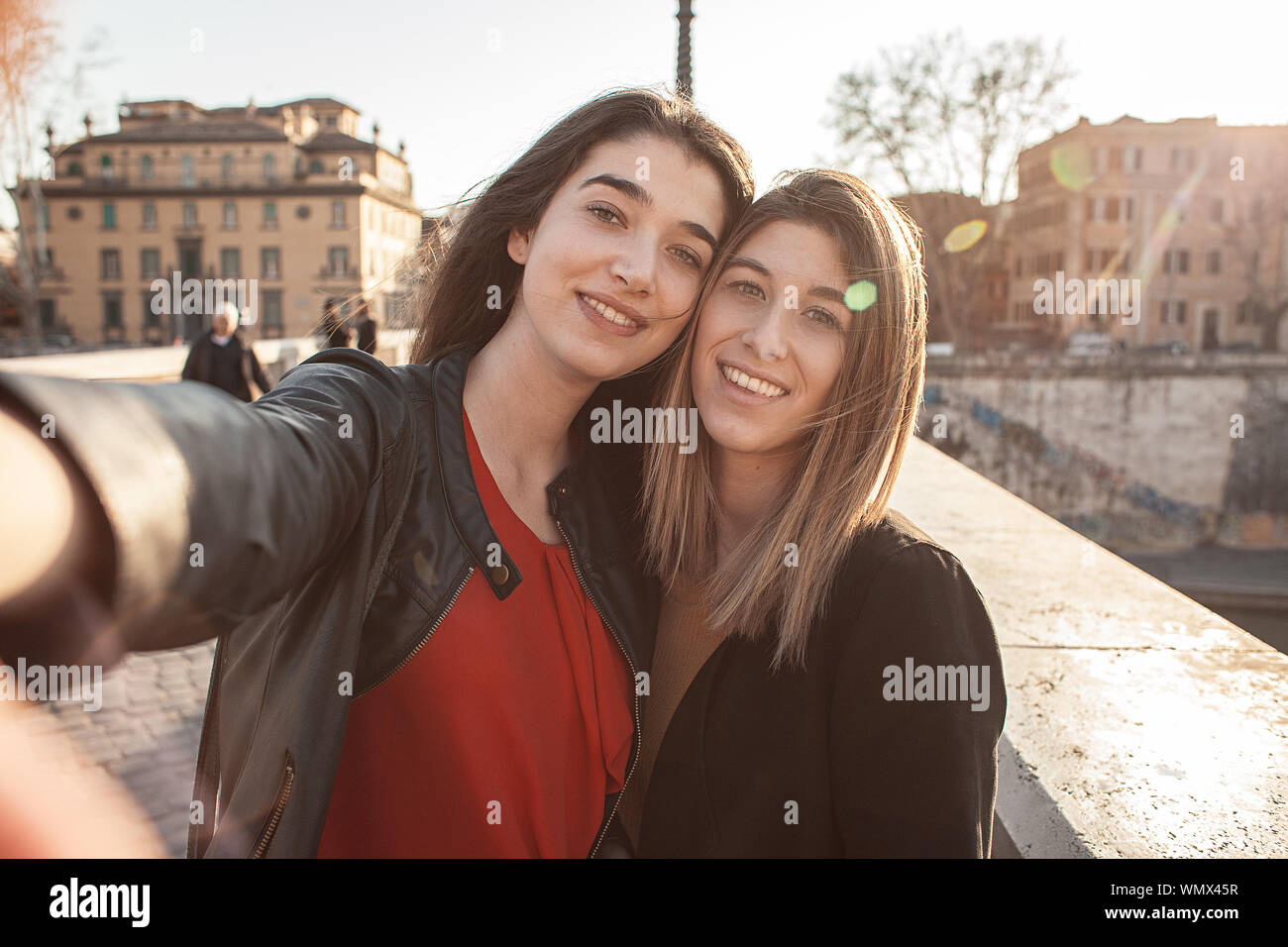 Ritratto di sorridere le giovani donne in città Foto Stock