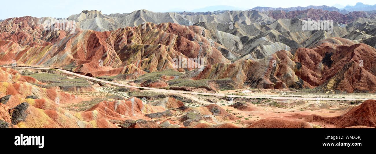 La Nazionale di Zhangye geoparco in provincia di Gansu in Cina è noto per i colori inconsueti delle rocce, che sono lisci e affilati e diverse centinaia di soddisfatti Foto Stock