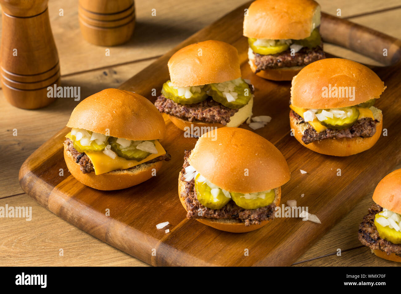 In casa Carni bovine Cheeseburger cursori con cipolla e pomodoro Foto Stock
