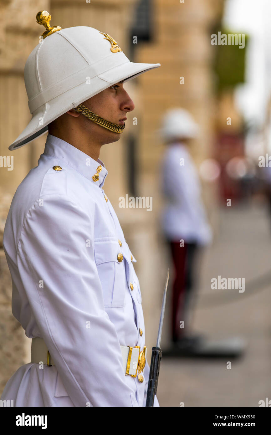 Malta, La Valletta, la città vecchia, la Piazza della Repubblica, guardia di fronte al Palazzo dei grandi maestri, il palazzo del governo, sulla Repubblica Street, Foto Stock