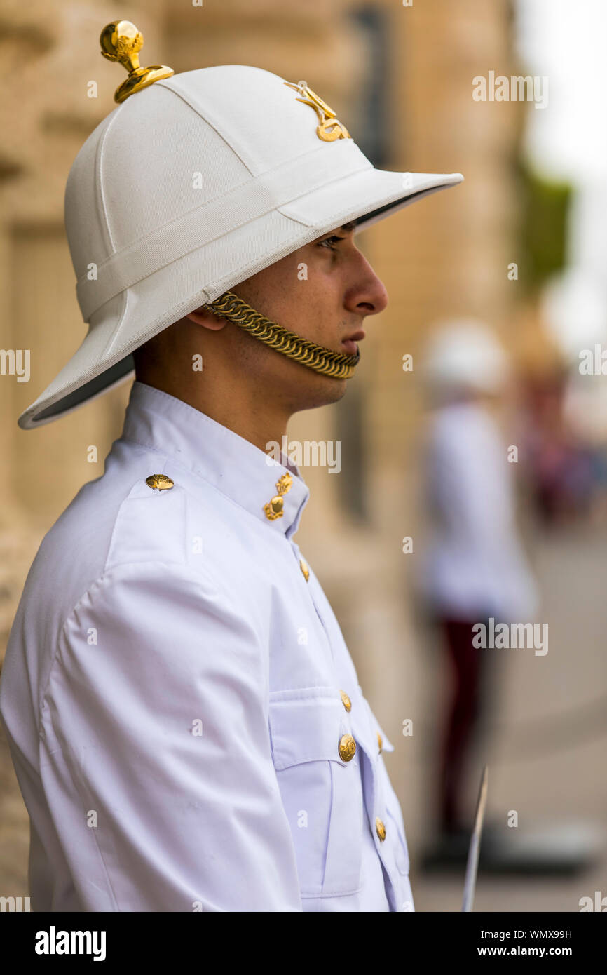 Malta, La Valletta, la città vecchia, la Piazza della Repubblica, guardia di fronte al Palazzo dei grandi maestri, il palazzo del governo, sulla Repubblica Street, Foto Stock