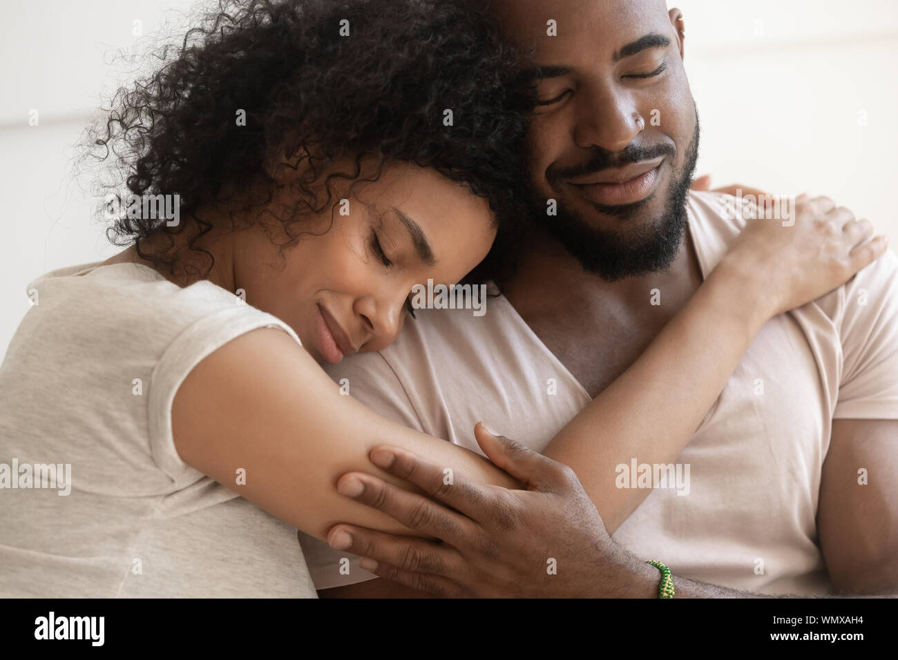 Close up americano africano donna sdraiata sulla spalla mariti. Foto Stock