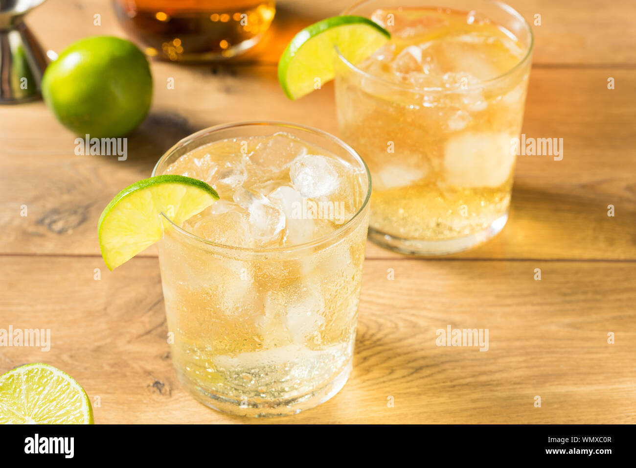 In casa del rum e Cocktail tonificante con calce Foto Stock