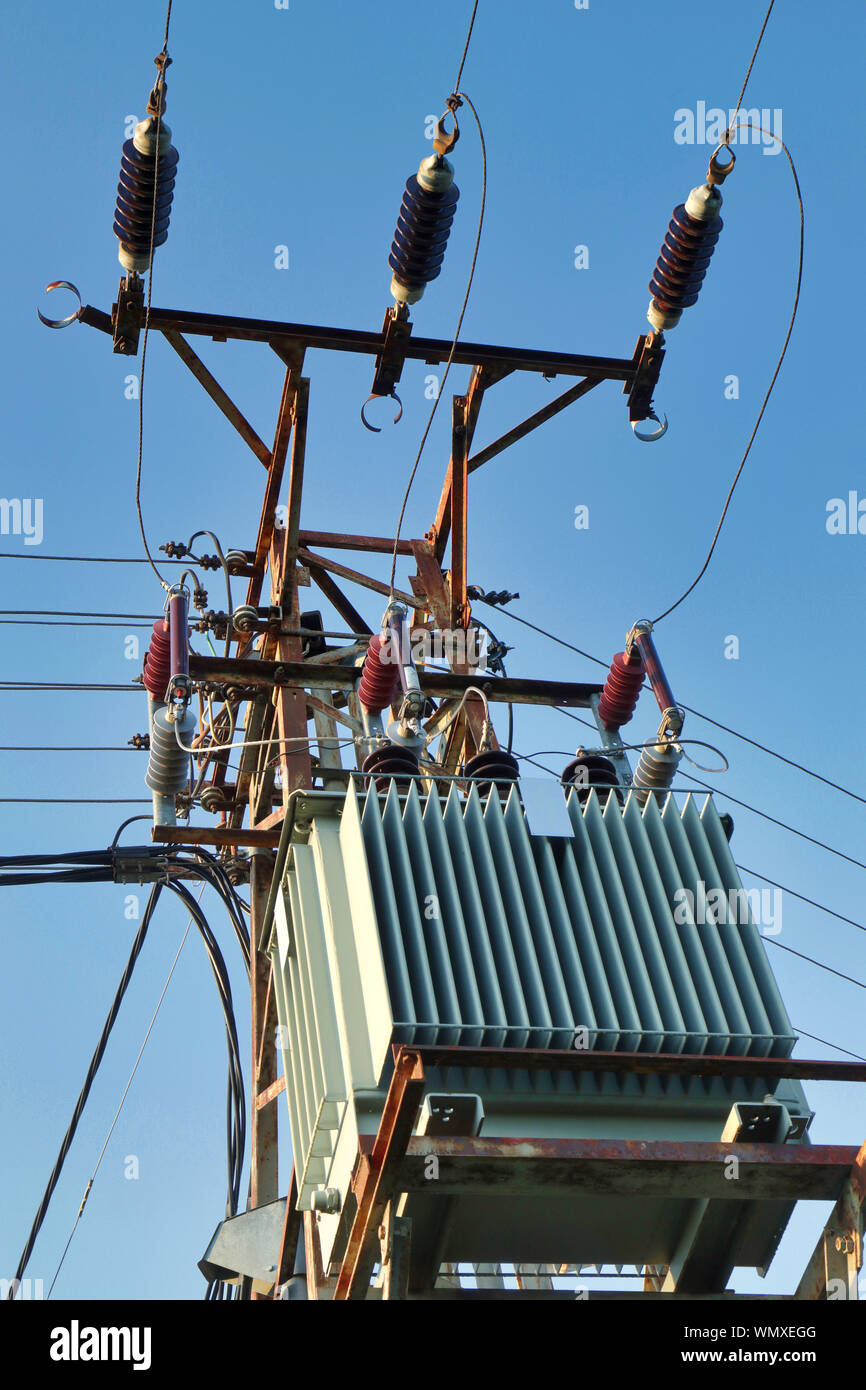 Montante in acciaio portando ad alta tensione di alimentazione della linea di distribuzione con trasformatore HV Foto Stock