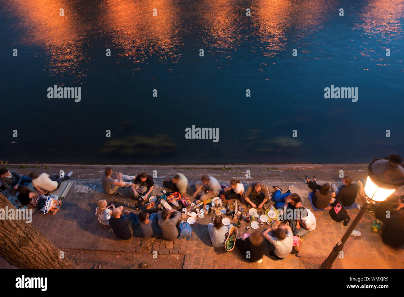 Parigi, Picknick an der Seine, Quai de Bourbon - Parigi, Picknick presso le rive del Fiume Senna, Quai de Bourbon Foto Stock