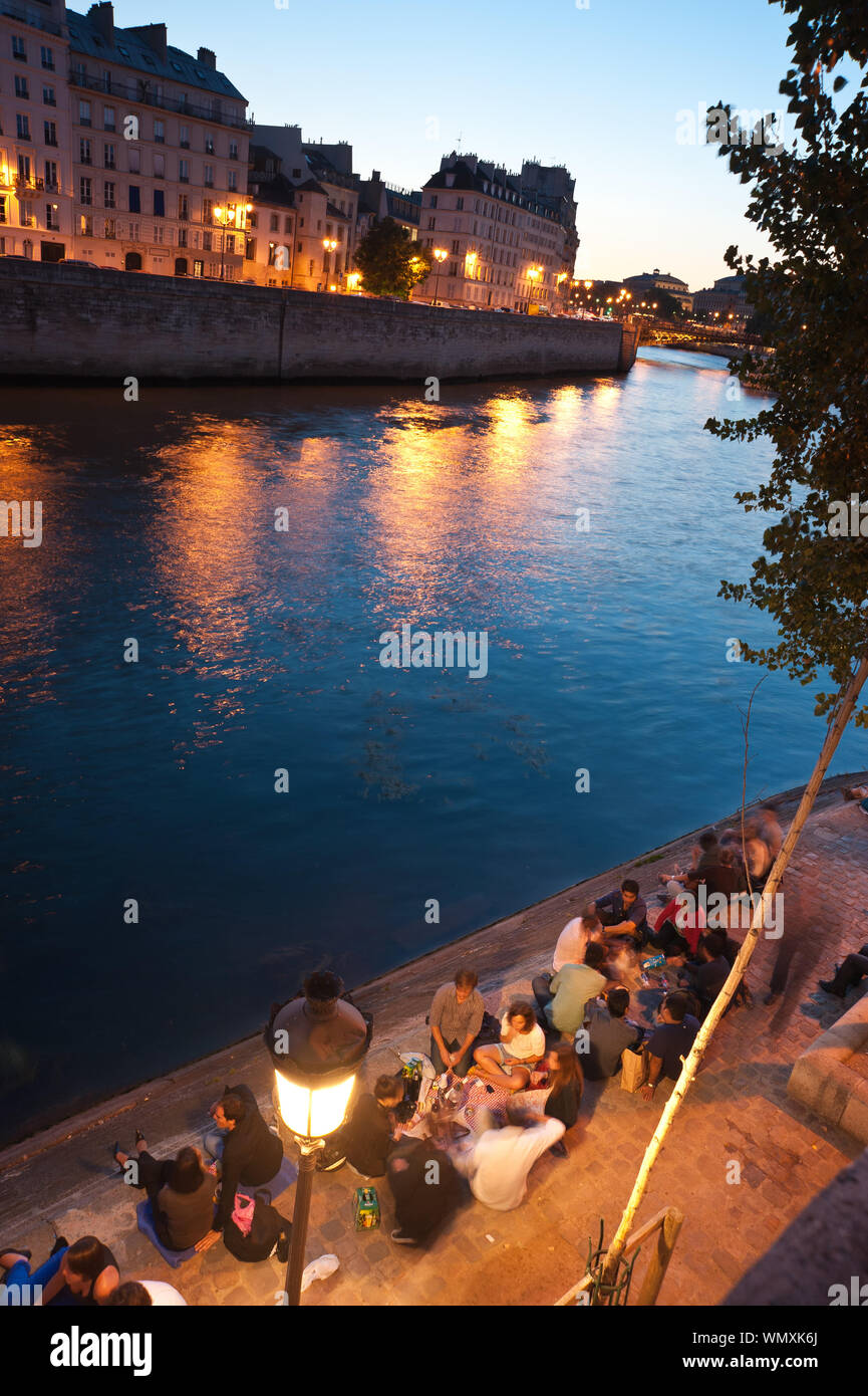 Parigi, Picknick an der Seine, Quai de Bourbon - Parigi, Picknick presso le rive del Fiume Senna, Quai de Bourbon Foto Stock