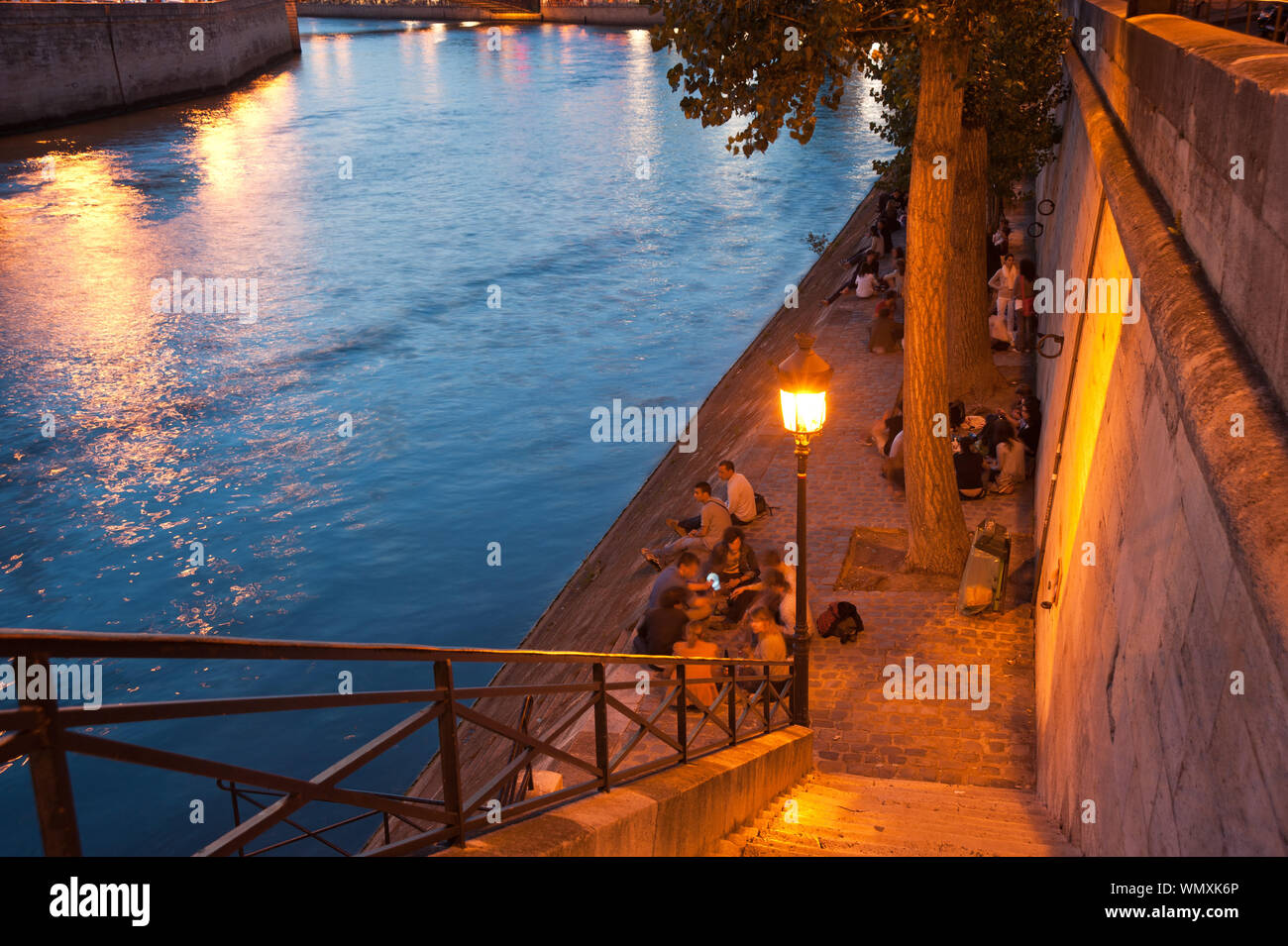 Parigi, Picknick an der Seine, Quai de Bourbon - Parigi, Picknick presso le rive del Fiume Senna, Quai de Bourbon Foto Stock