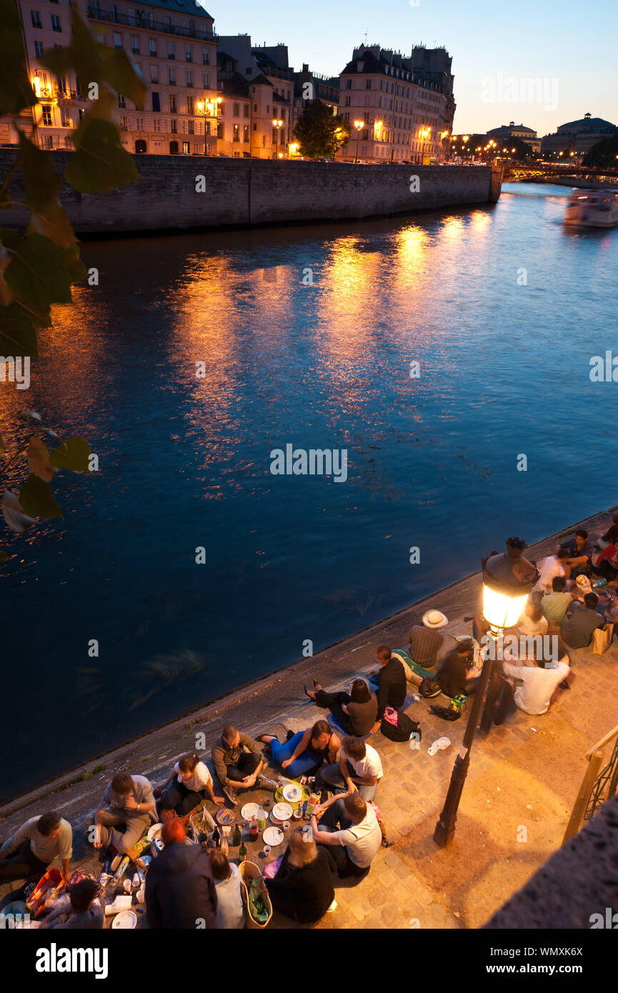 Parigi, Picknick an der Seine, Quai de Bourbon - Parigi, Picknick presso le rive del Fiume Senna, Quai de Bourbon Foto Stock