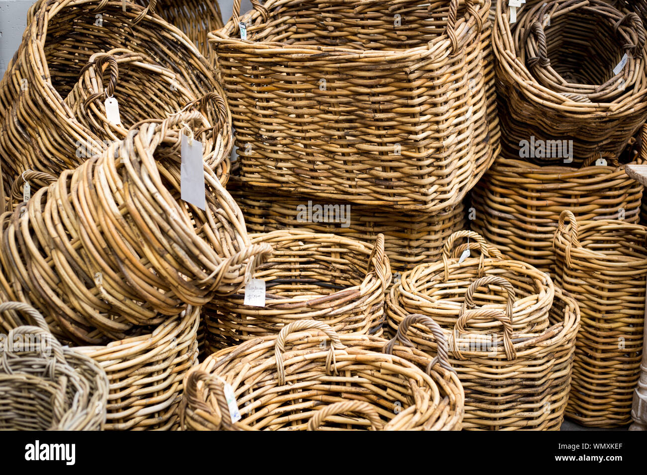 Tessuto di cestini di canna in vendita in un mercato a Christchurch, Nuova Zelanda Foto Stock