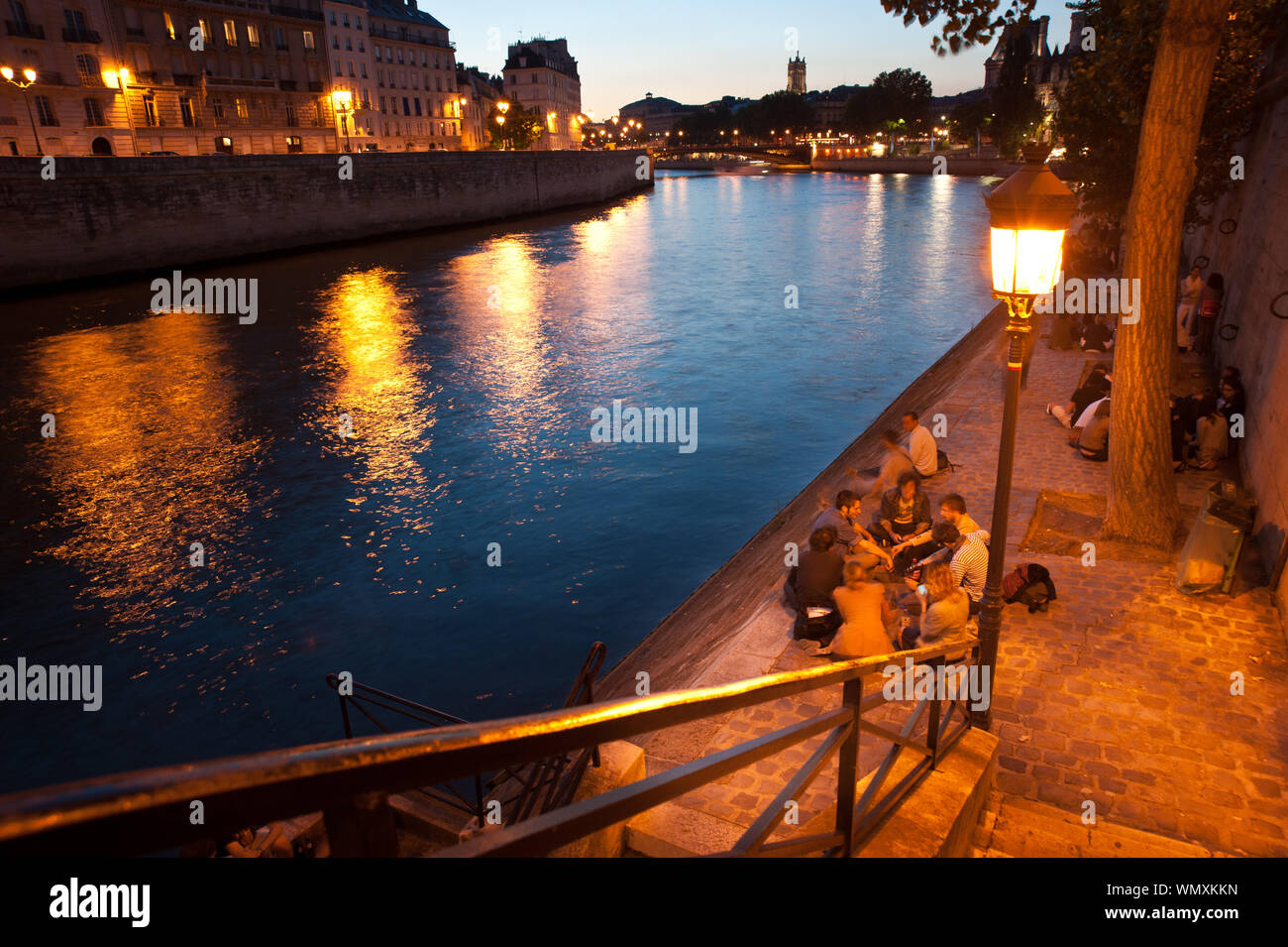 Parigi, Picknick an der Seine, Quai de Bourbon - Parigi, Picknick presso le rive del Fiume Senna, Quai de Bourbon Foto Stock