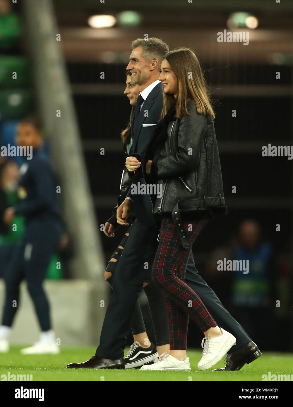 Ex Irlanda del Nord player Aaron Hughes passeggiate al passo con la sua famiglia come Egli annuncia il suo pensionamento internazionale dopo l'International amichevole al Windsor Park di Belfast. Foto Stock