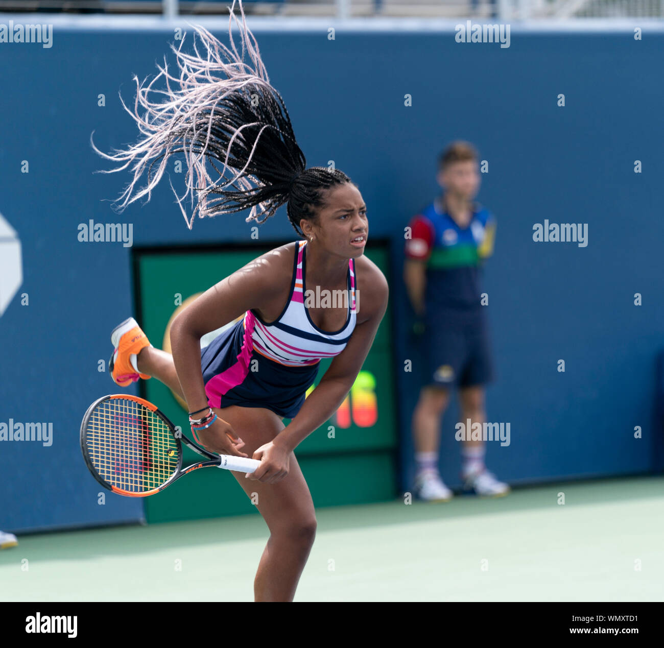 New York, NY - 5 Settembre 2019: Robin Montgomery (USA) in azione durante le ragazze junior 3 round a US Open Championships contro Katrina Scott (USA) a Billie Jean King National Tennis Center Foto Stock