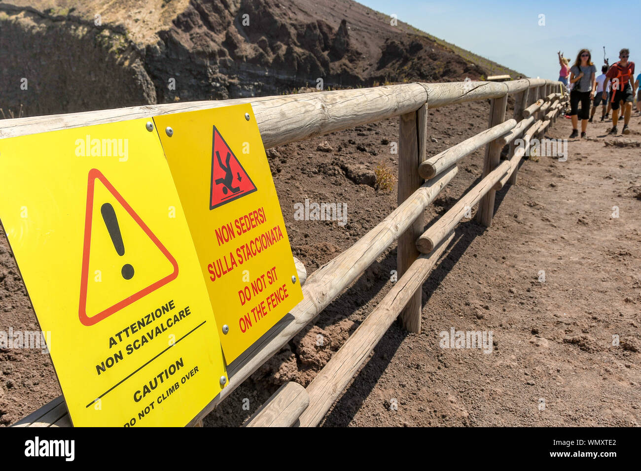 Napoli, Italia - Agosto 2019: segnali di avvertimento ai visitatori di non salire o sedersi sul recinto intorno al cratere del Vesuvio. Foto Stock