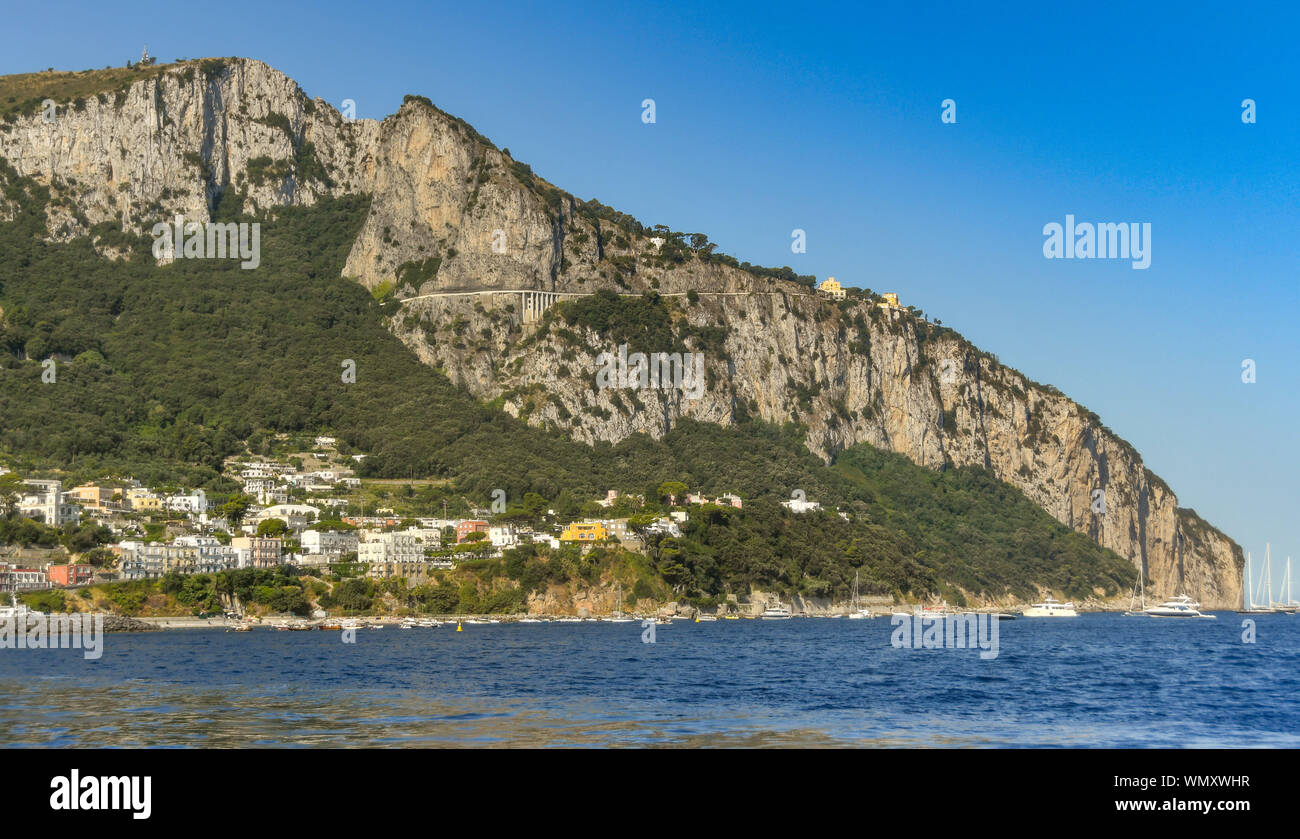 Isola di Capri - Agosto 2019: vista panoramica dell'isola montuosa di Capri. Una strada di montagna può essere visto verso la cima della montagna. Foto Stock