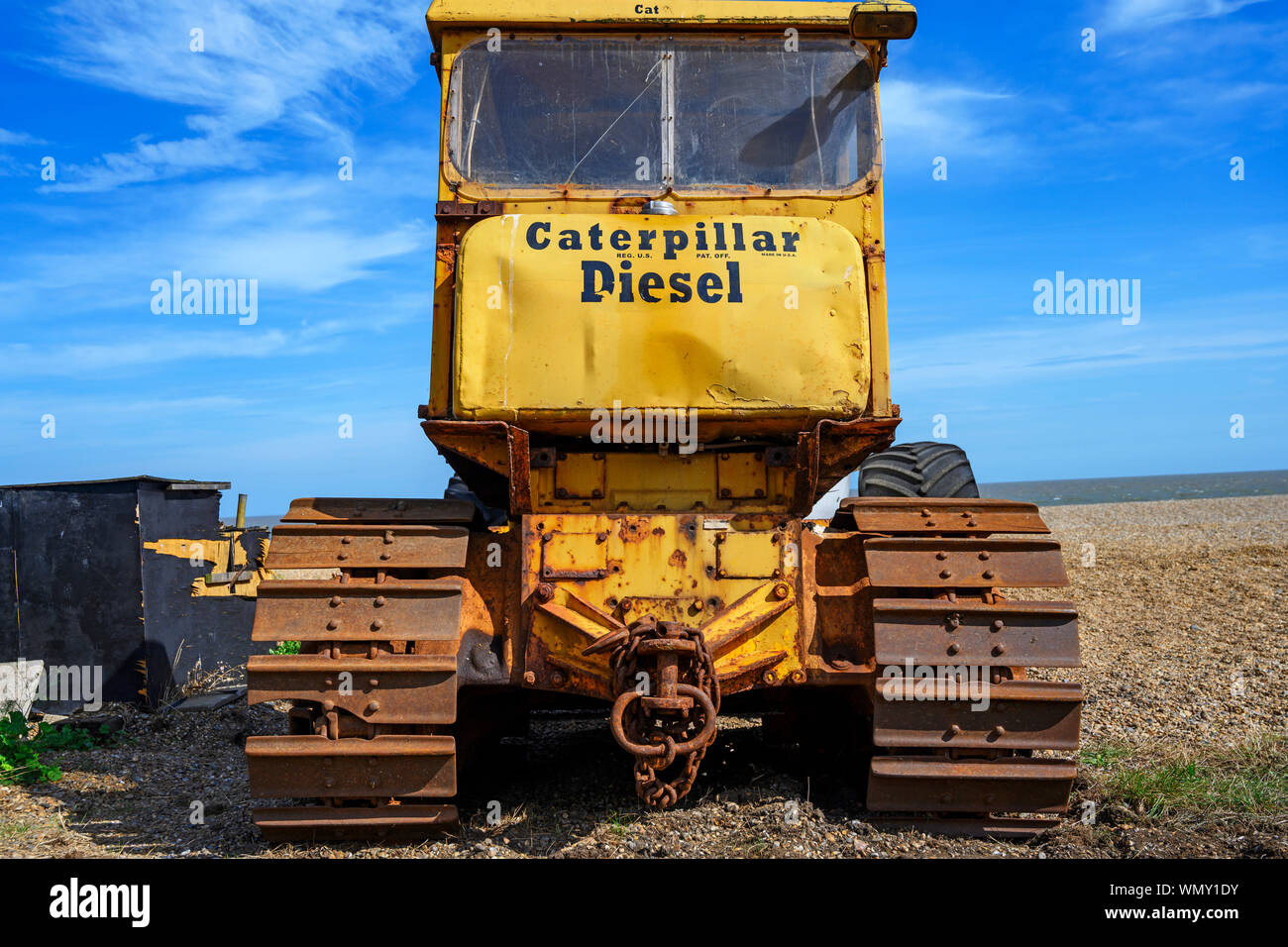 Bulldozer Caterpillar usate dai pescatori per tirare le barche al di fuori del Mare del Nord, Aldeburgh, Suffolk, Regno Unito, Foto Stock