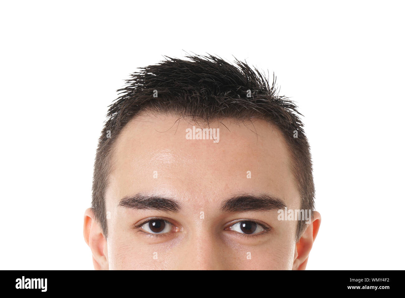 La parte superiore del viso maschile con occhi marroni e corti capelli scuri Foto Stock