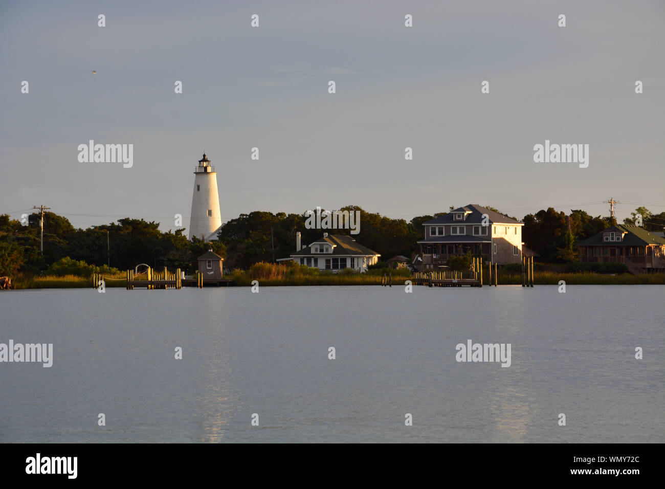 La storica Ocracoke Stazione di luce da tutta la Silver Lake Harbour. Foto Stock