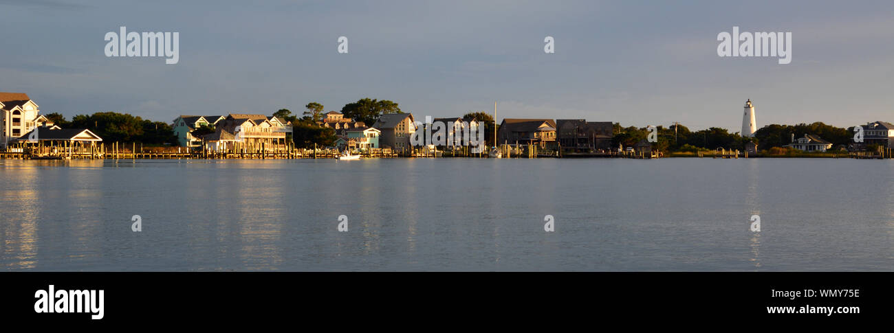Vista panoramica del villaggio di Ocracoke e lo storico Faro Ocracoke da tutta la Silver Lake Harbour. Foto Stock