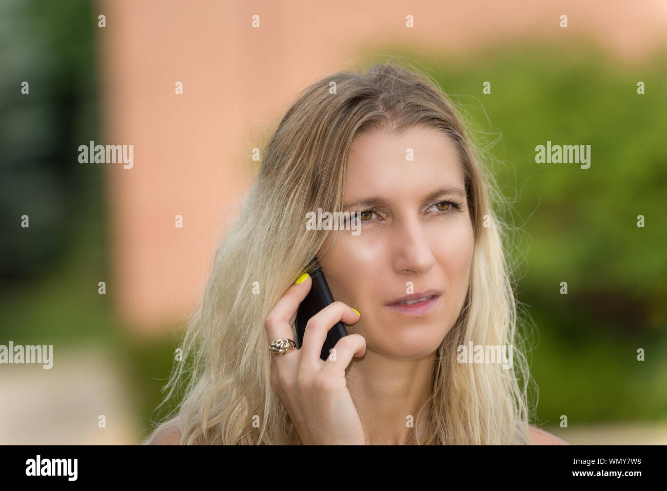 Donna bionda parlando al telefono Foto Stock