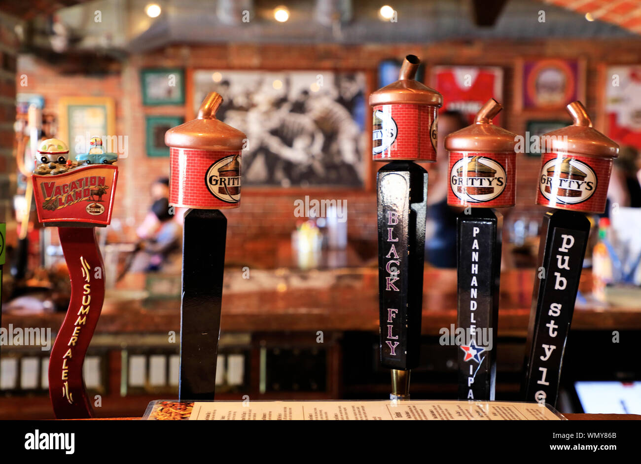 Una chiusa vista di birra rubinetto della pompa gestisce nel bar di grintoso di Portland Brew Pub.Porto Vecchio.Portland.Maine.USA Foto Stock