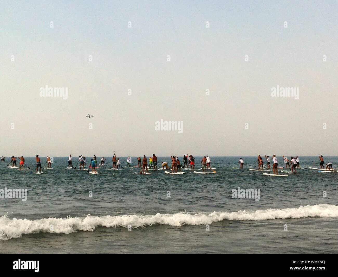 Le persone che partecipano al concorso Paddleboarding sul mare Foto Stock