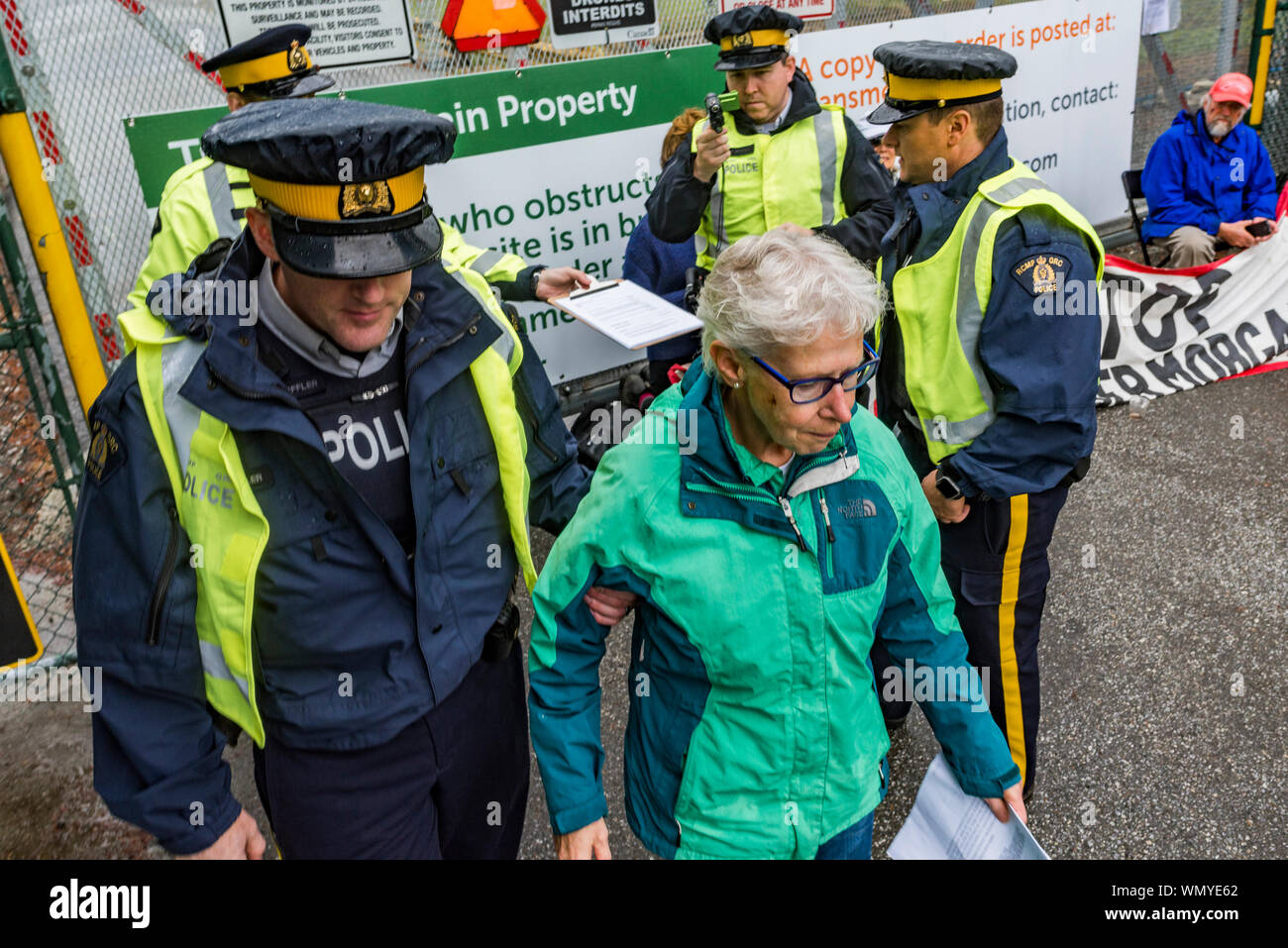 Ex testa BCTF Susan Lambert arrestati al Kinder Morgan Pipeline fattoria di serbatoio di ingresso blocco, Burnaby Mountain, British Columbia, Canada. Foto Stock