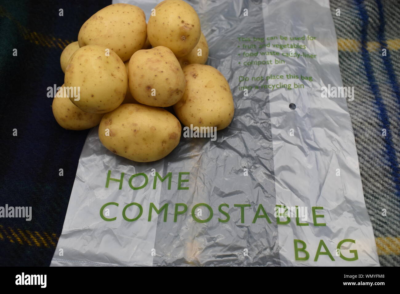 Waitrose sono utilizzando compostabile sacchetti per la loro frutta e verdura. Foto Stock
