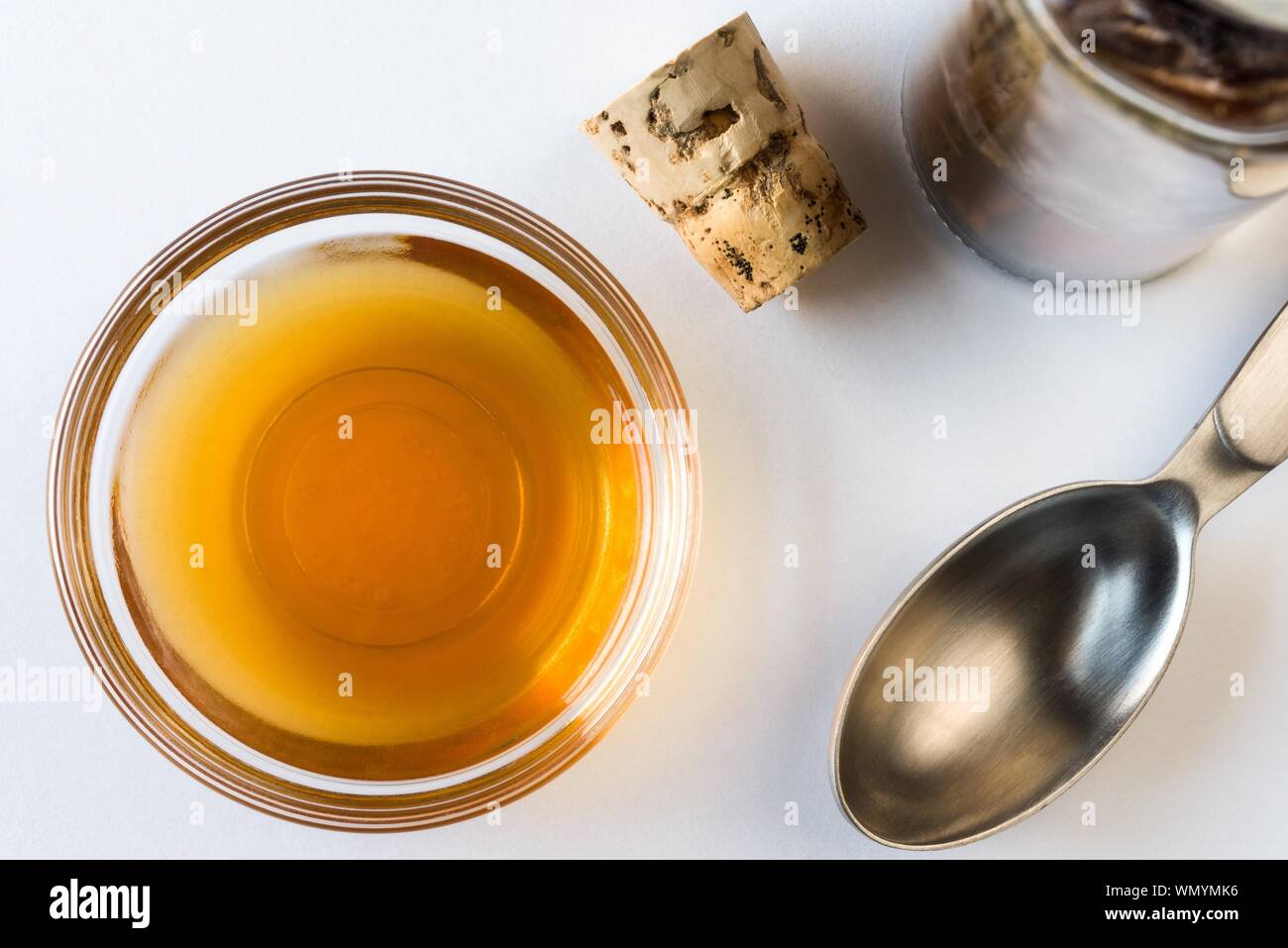Direttamente sopra il colpo di estratto di vaniglia in un recipiente su sfondo bianco Foto Stock