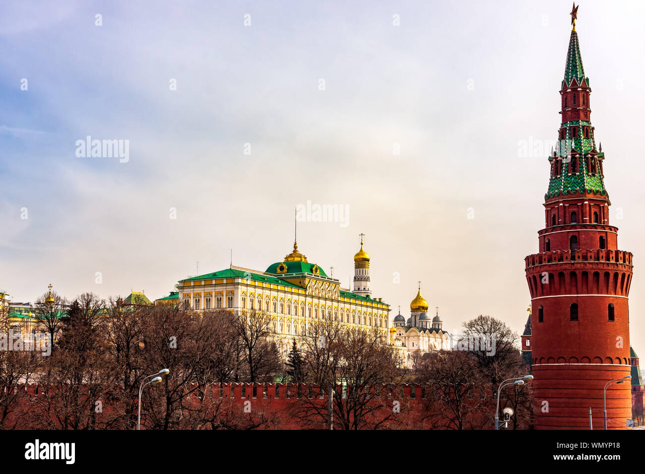 Primo piano a Kremlins pareti rosse con torre Vodovzvodnaya e Cattedrale dell'Annunciazione in background, Mosca, Russia Foto Stock