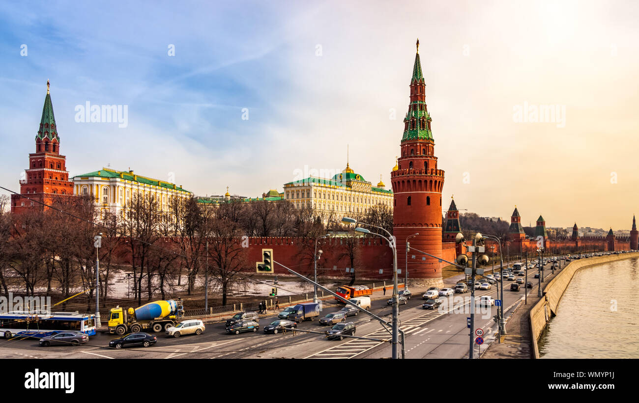 Ampia vista panoramica a Kremlins circostanti pareti rosso con Borovitskaya e Vodovzvodnaya Torri, il traffico pesante e il fiume Moskva, Mosca, Russia Foto Stock