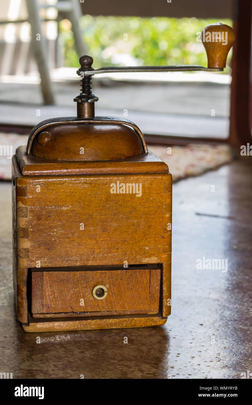 In legno rustico vintage macinino da caffè unico manuale di forma quadrata macinino da caffè con po' di aprire il cassetto e maniglia in metallo Foto Stock