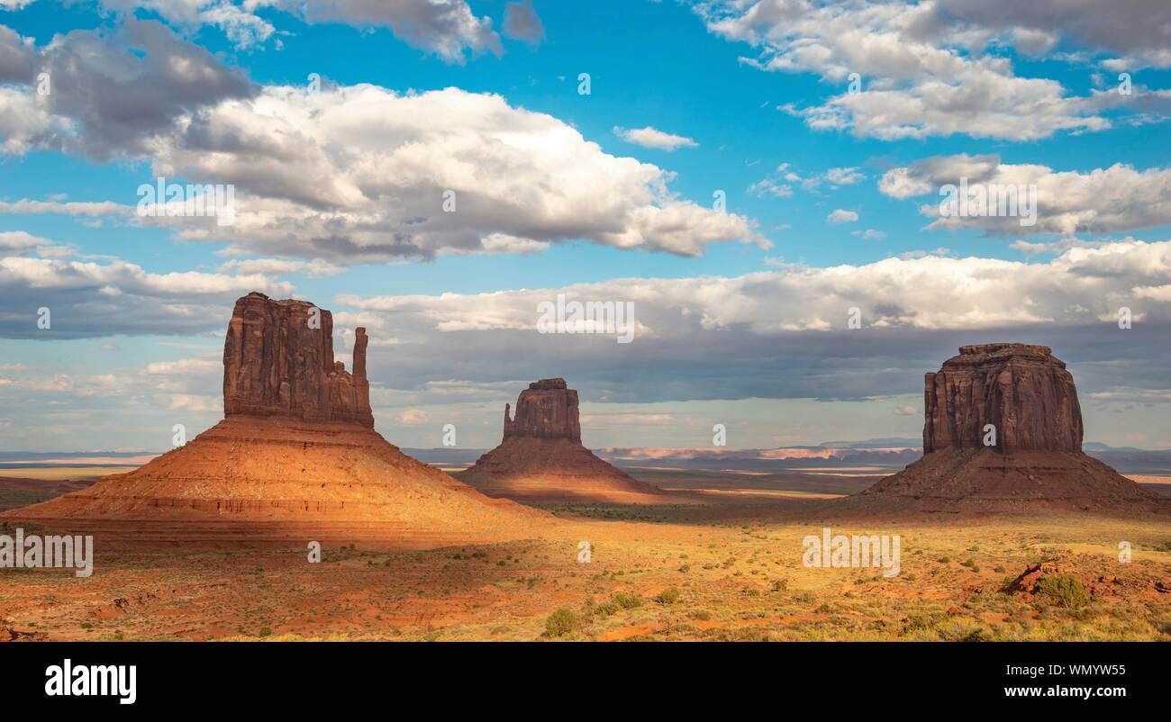 Tabella Montagne West metà Butte, East Mid Butte Butte, Merrick Butte, Monument Valley Navajo Tribal Park, Navajo Nation Reservation, Arizona, Utah Foto Stock