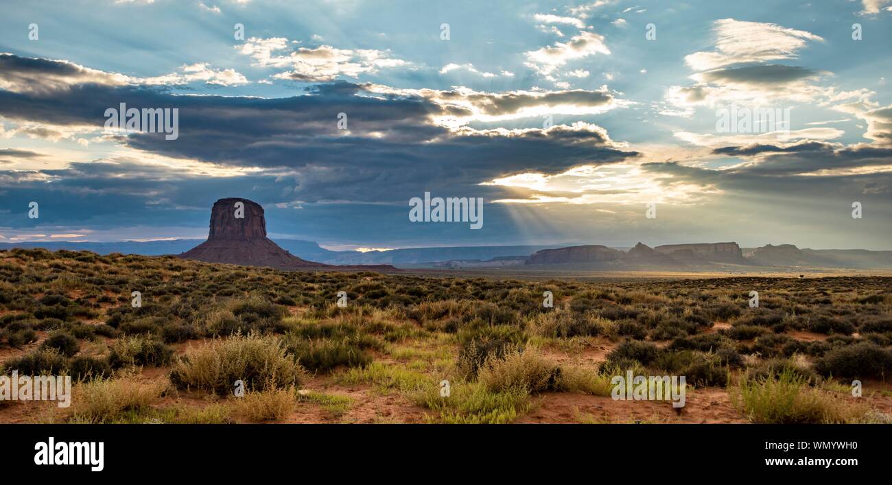 Tabella montagne nel cielo nuvoloso, Light, Mitchell Butte, Oljato Mesa, il parco tribale Navajo, Navajo Nation Reservation, Arizona, Utah, Stati Uniti d'America Foto Stock